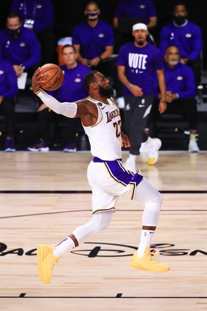 Los Ángeles Lakers se proclaman campeones de la NBA 2020 tras destrozar a los Miami Heat (106-93) en el sexto partido de las finales NBA. Conquistan así el 17º anillo de la historia de la franquicia.