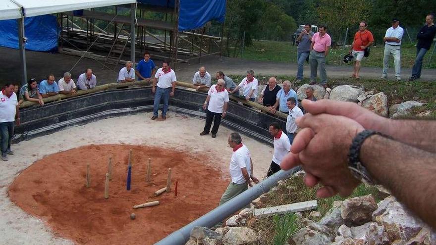 Fotografía de archivo de una partida de bolos en Asiegu (Cabrales).