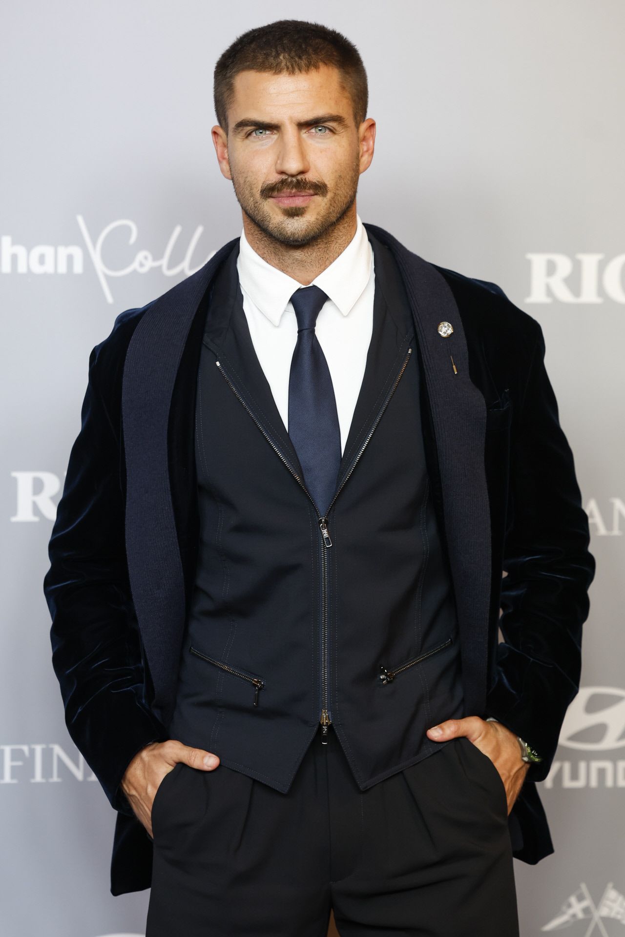 Maxi Iglesias recuerda el viaje que hizo después de la muerte de su padre