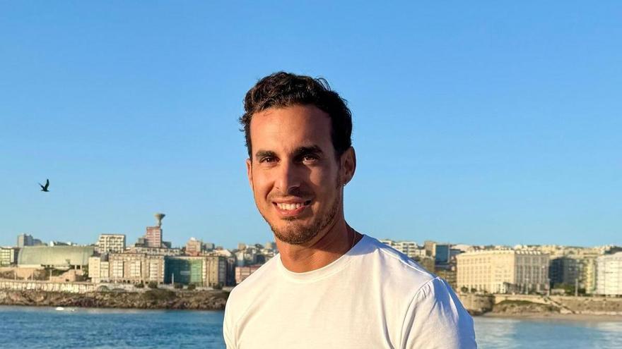 El doctor Simón Pardiñas, de A Coruña, se estrena como escritor: "En un beso de 10 segundos se comparten hasta 80 millones de bacterias"