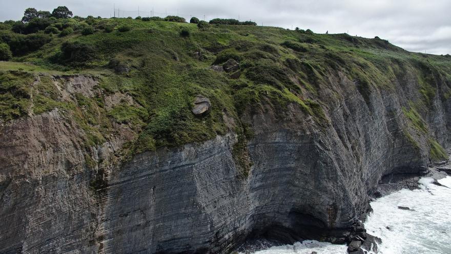 La Policía Local de Gijón pide precaución a los usuarios de la playa de Peñarrubia por riesgo de desprendimientos