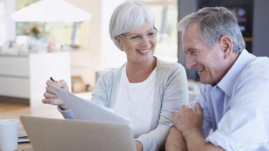 Dos jubilados consultan un plan de pensiones.