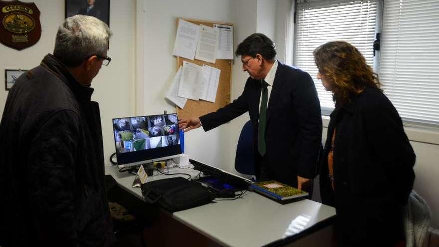 El director de Xustiza y la Jefa Territorial comprueban en el monitor la efectividad de las cámaras. // G.N.