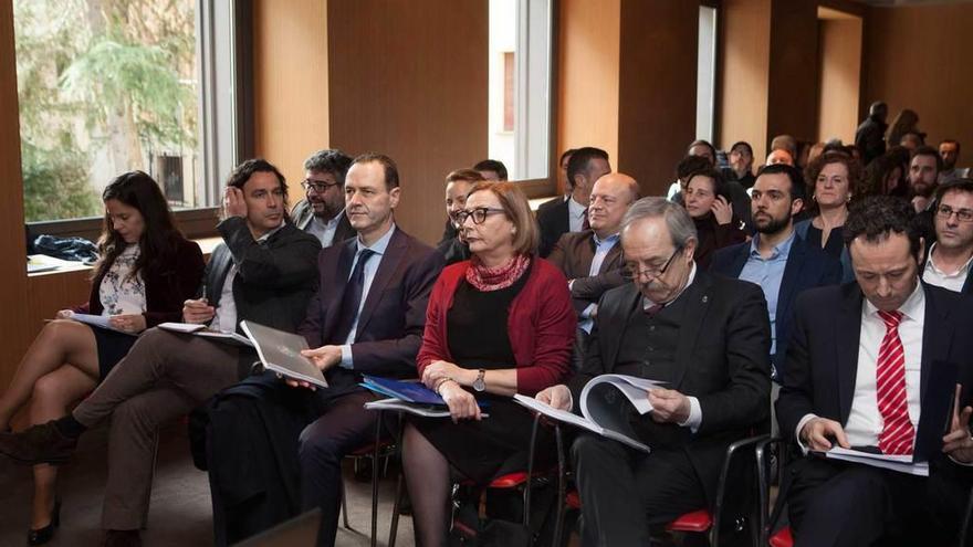 En primera fila, por la izquierda, Marga Llano; Antonio Virgili; el director de FADE, Alberto González; la alcaldesa de Avilés, Mariví Monteserín; el alcalde de Oviedo, Wenceslao López, y Guillermo Martínez.