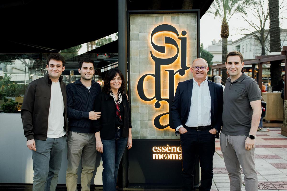 Llorenç Frigola i Montse Coll amb els seus tres fills que continuen l'empresa familiar.