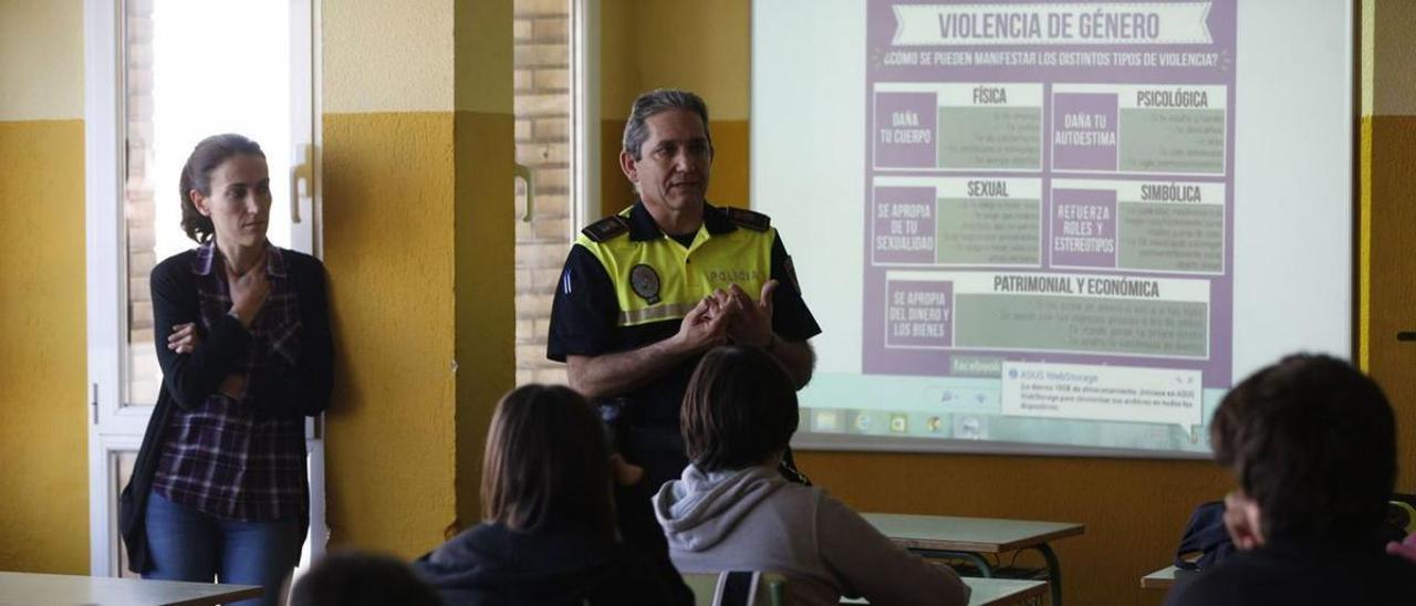 Lucía Iglesias, técnica municipal de Igualdad, y José Luis Candanedo, agente de la Policía Local, durante una charla sobre violencia de género dirigida a estudiantes de Secundaria. | I. C.