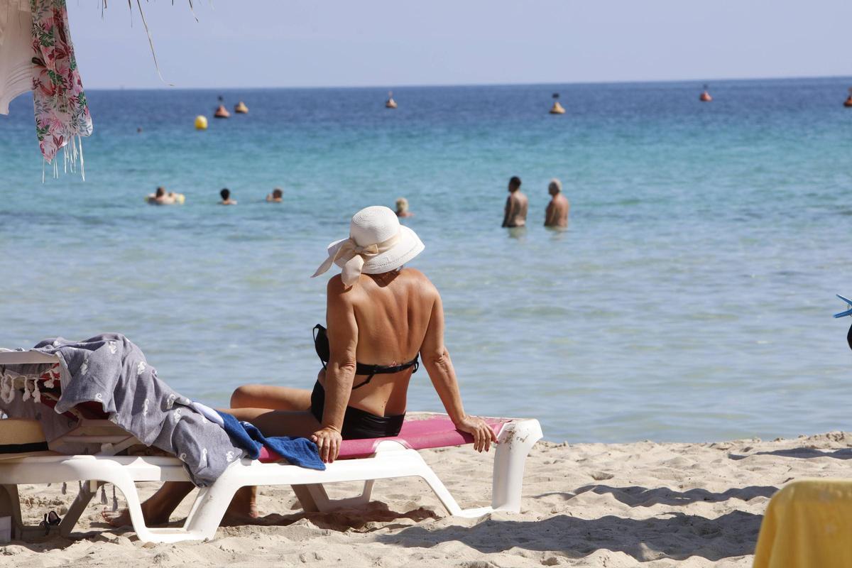 Urlauberin an der Playa de Alcudia im Oktober 2023 (Symbolbild).