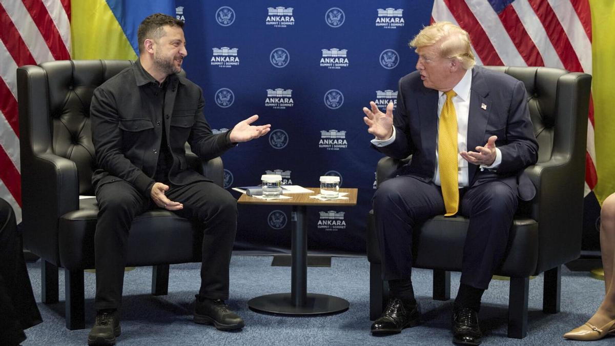 ANKARA (Turquía), 08/07/2026.- Una foto publicada por el Servicio de Prensa Presidencial muestra al presidente ucraniano Volodymyr Zelensky (L) reuniéndose con el presidente estadounidense Donald Trump (R) al margen de la Cumbre de la OTAN de 2026 en Ankara, Turquía, el 8 de julio de 2026.