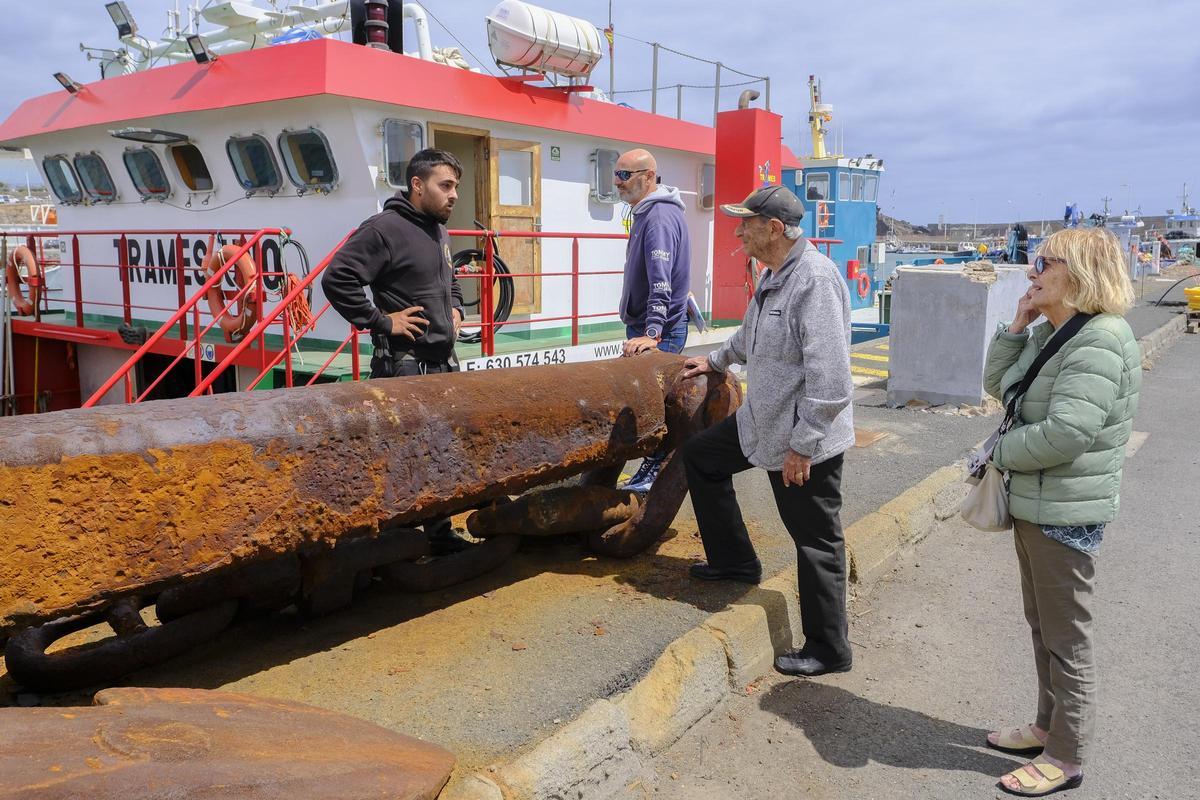 Óscar, uno de los buzos, informa a los dueños del vehículo al llegar a puerto .