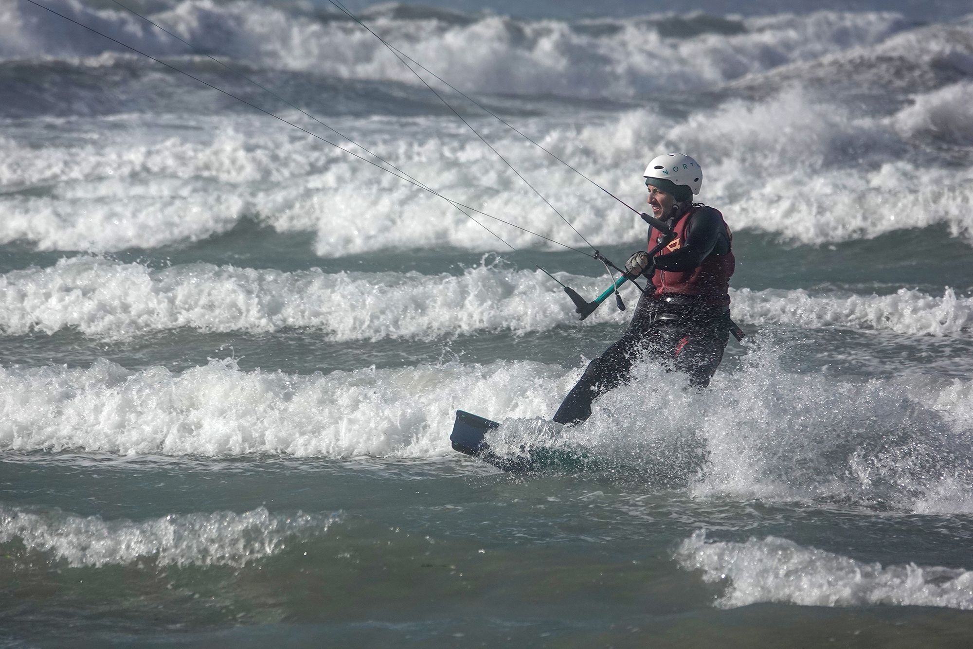 Nervenkitzel an der Playa de Palma: Kitesurfer wissen den Sturm zu nutzen