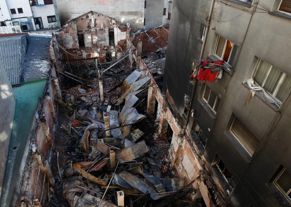 Vecinos, Bomberos y Policías en el edificio quemado en Pumarín.