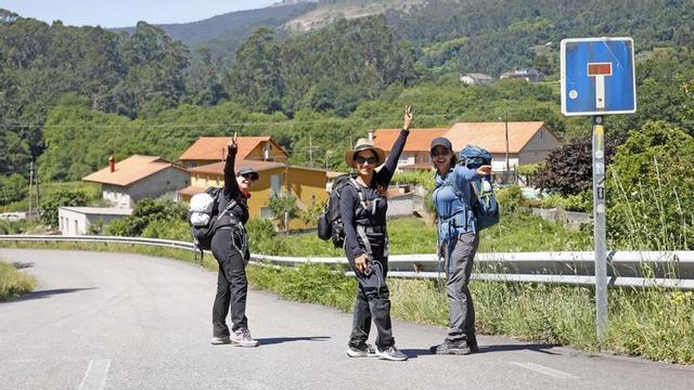 Tres peregrinas en el trayecto del Camiño a su paso por el municipio de Poio.