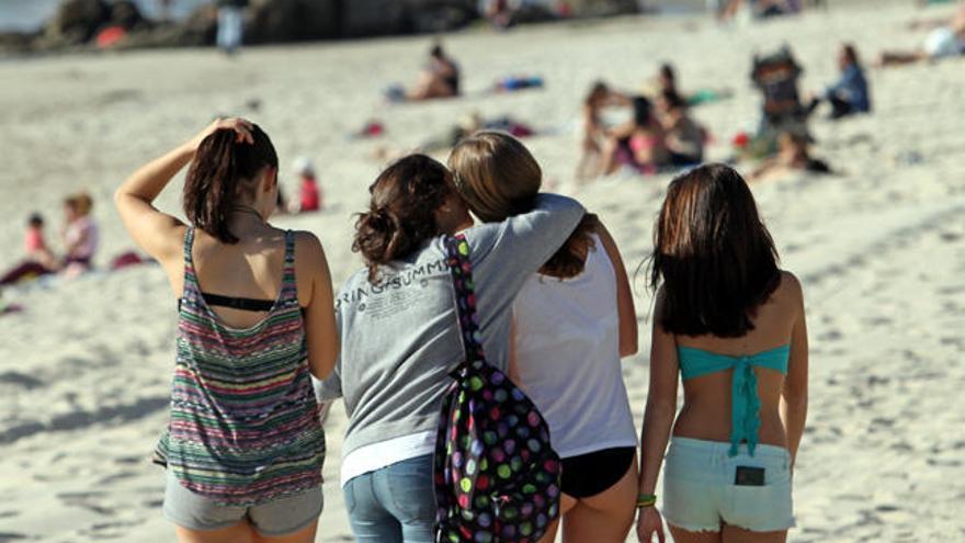 El buen tiempo anima a la gente a ir a la playa // Marta G. Brea