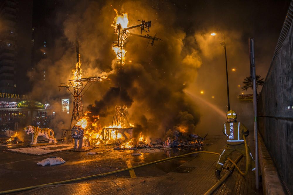 San José despide por todo lo alto las Fallas de 2016 en Benidorm