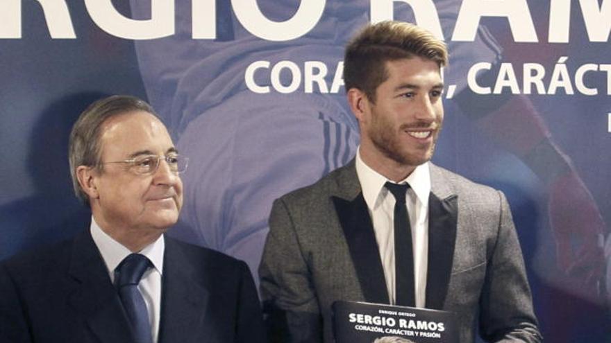 Florentino Pérez junto a Sergio Ramos en la presentación del libro sobre el futbolista.