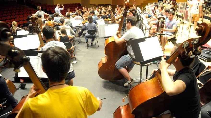 Desde su nacimiento en el año 1983, la Jonde organiza un promedio de cinco encuentros anuales. El cuarto de 2016 se ha desarrollado en el Palacio de la Ópera de A Coruña.