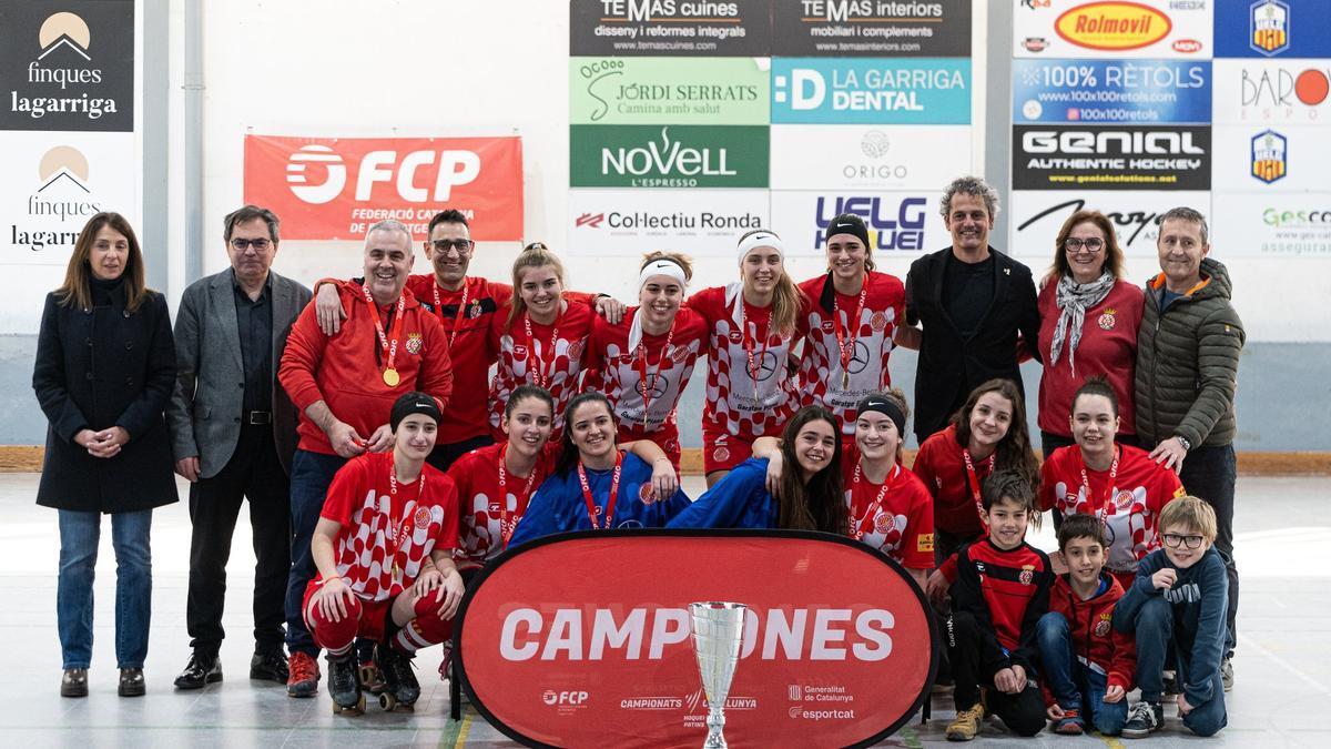 Les jugadores del Girona d'hoquei patins, amb la Copa Generalitat.