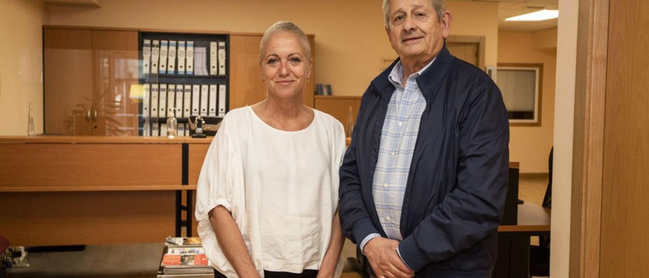 María Jesús García Cachafeiro con su predecesor en el cargo, José Luis Souza.   | // CASTELEIRO/ROLLER AGENCIA