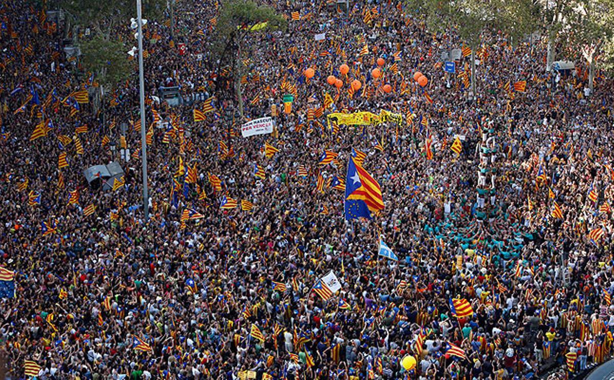 A l’espera de l’inici de la manifestació, centenars de milers de persones observen una torre de castellers al passeig de Gràcia amb la Gran Via.