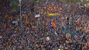 A la espera del inicio de la manifestación, cientos de miles de personas observan una torre de ’castellers’ en Paseo de Gracia con Gran Vía