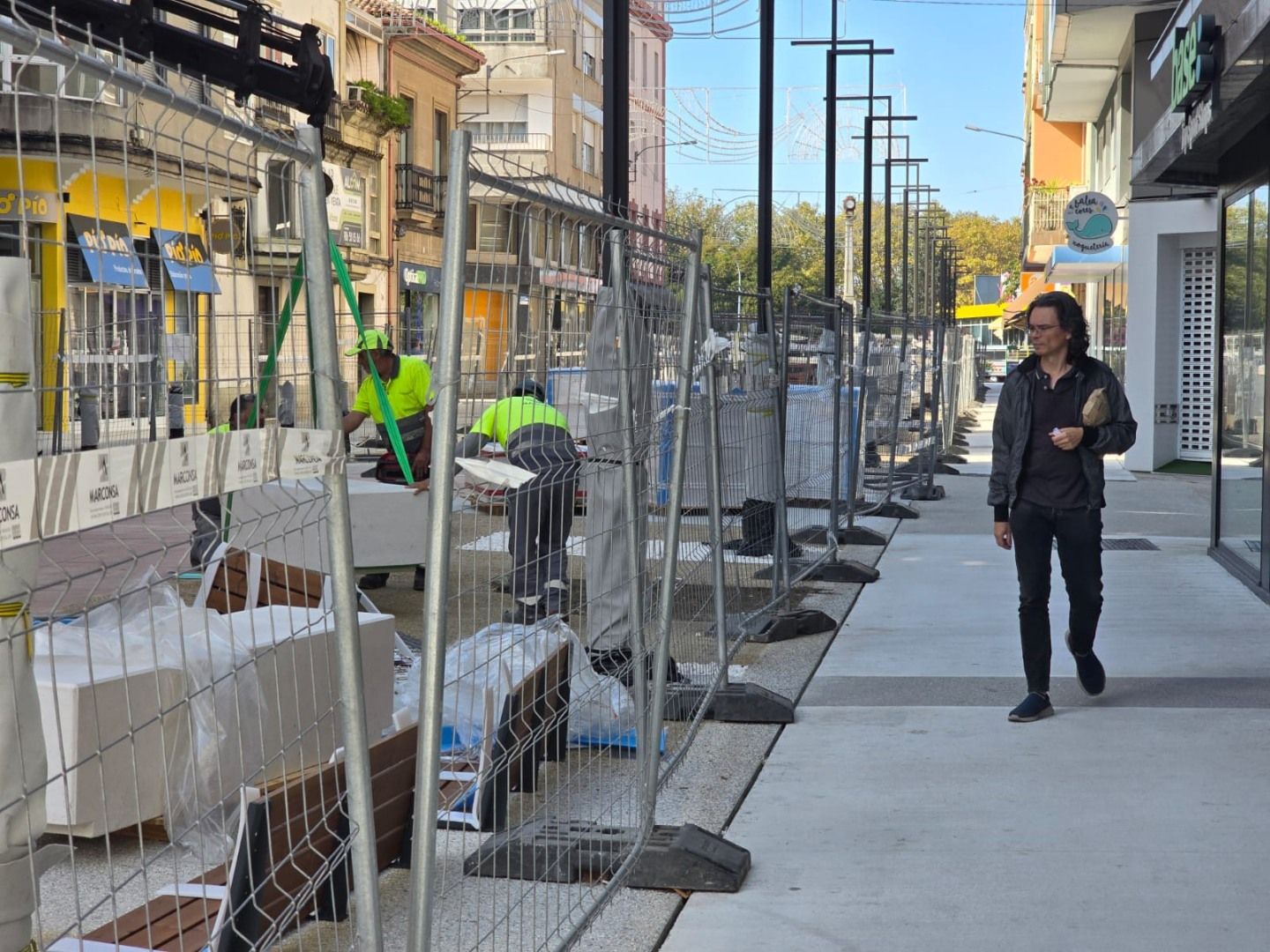 La calle de Clara Campoamor, antes Conde Vallelano, afronta la instalación de mobiliario y la plantación de jacarandas.