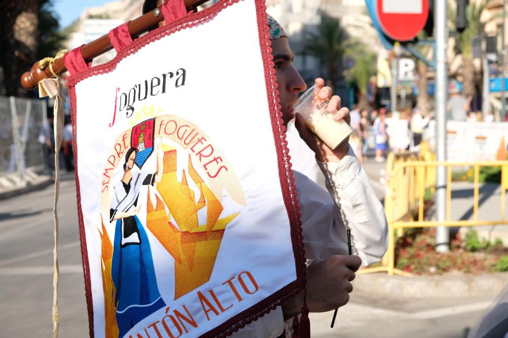 Los festeros aprovechan la Ofrenda para protestar contra la violencia de género con flores y lazos morados