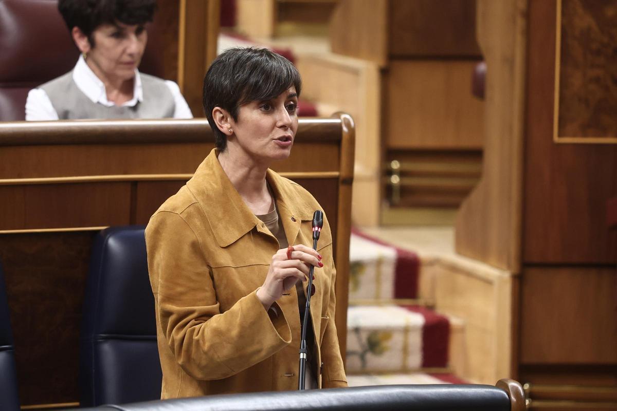 La ministra de Vivienda y Agenda Urbana, Isabel Rodríguez, interviene durante una sesión de control al Gobierno