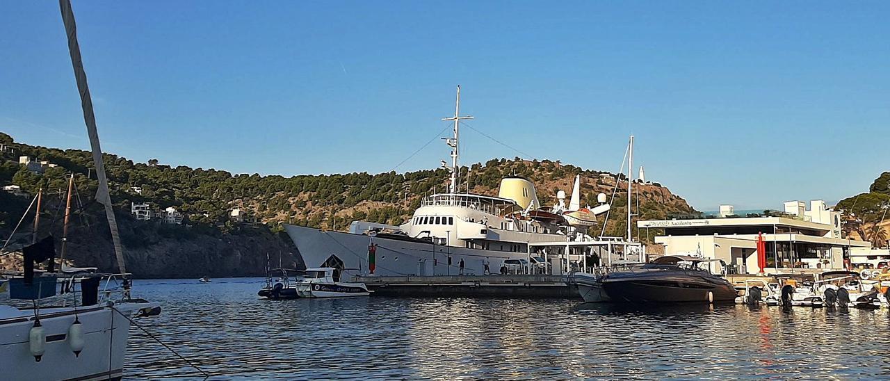 El ‘Christina O’ atracado ayer en el puerto de Sóller antes de partir.