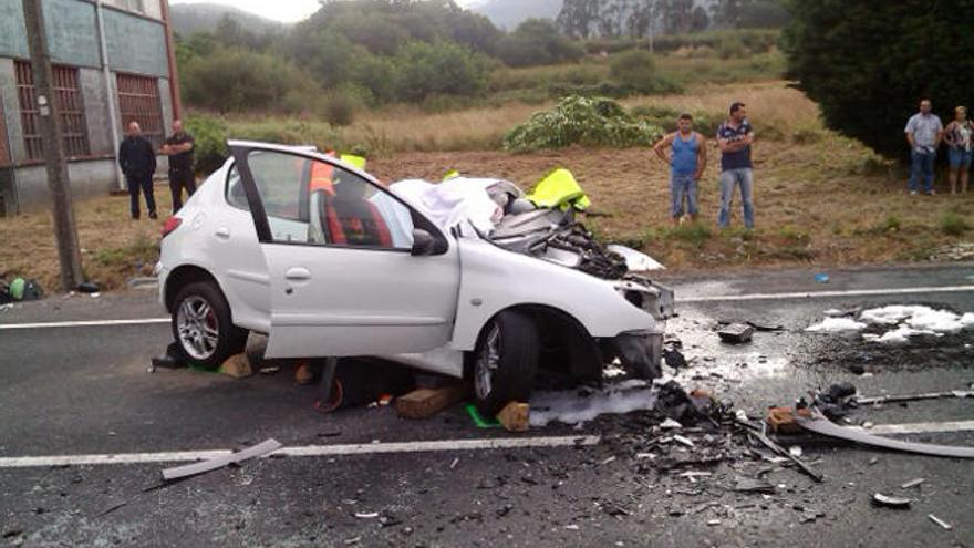 Un muerto y tres heridos graves en un accidente en Padrón