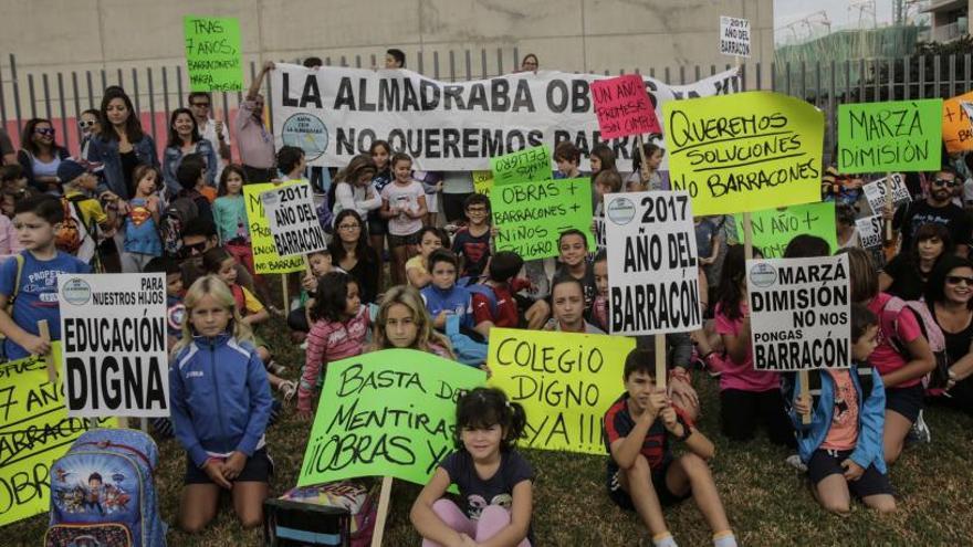 Una de las últimas protestas por la falta de plazas escolares en la playa de San Juan