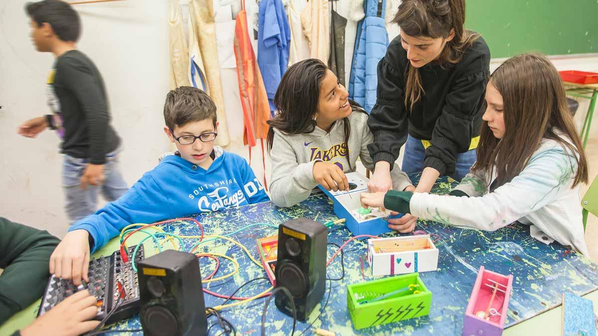 Proyecto 'En residència'. Taller de fabricación de sintetizadores musicales