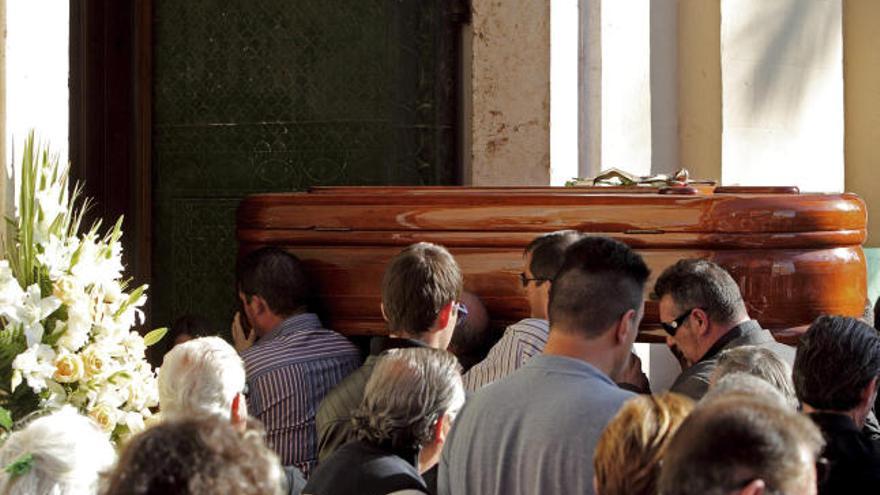 Decenas de personas permanecen a las puertas de la iglesia de Castellar donde hoy se ha oficiado el funeral por la mujer de 80 años, víctima del triple crimen con arma blanca cometido el pasado viernes en la pedanía valenciana de Castellar, en el que murieron otras dos personas y otras dos resultaron heridas.