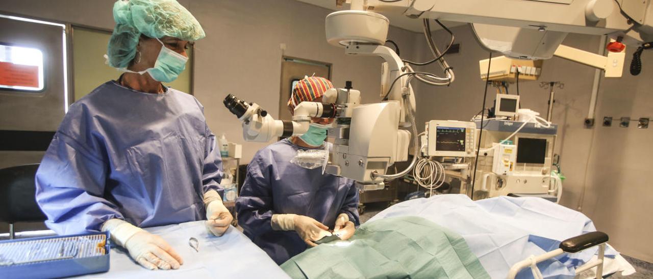 Un equipo quirúrgico opera a un paciente en un hospital de la provincia, en una imagen de archivo.