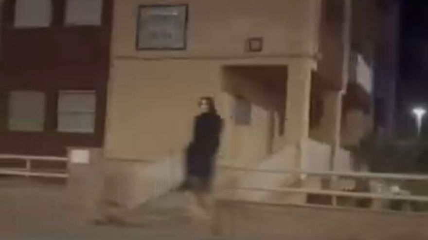 Se disfraza del asesino de &#039;Scream&#039; y deambula por Águilas navaja en mano: &quot;Es terrorífico&quot;