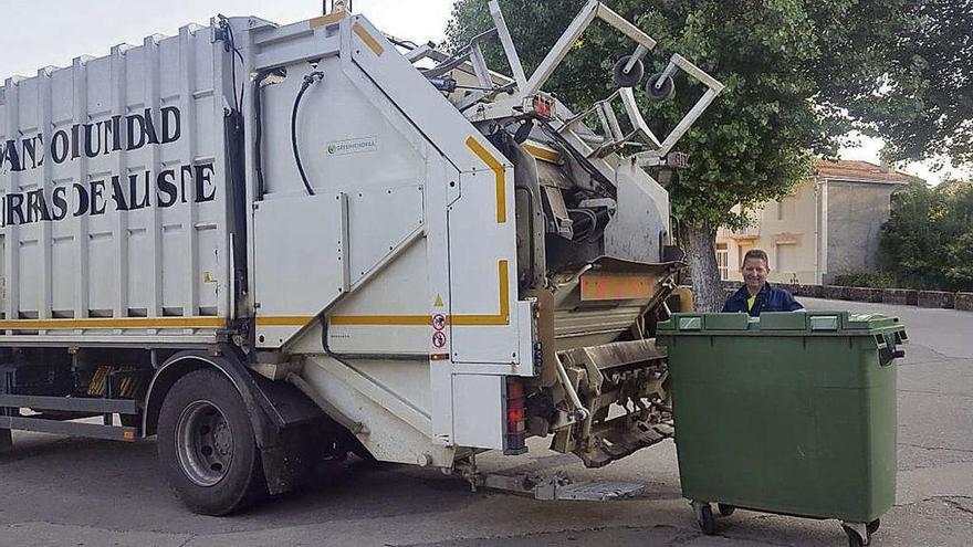 Un camión de la Mancomunidad de Tierras de Aliste recoge la basura.