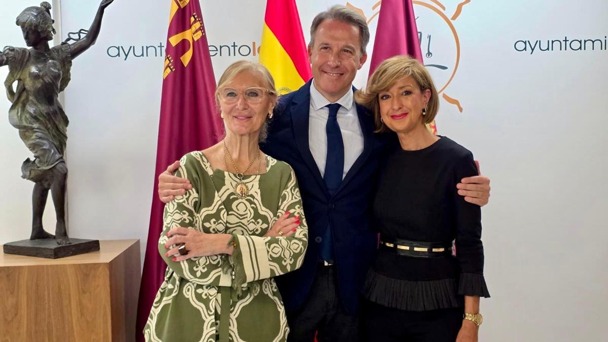 Fulgencio Gil abraza a Carmen Menduiña y Belén Pérez tras la presentación del presupuesto.