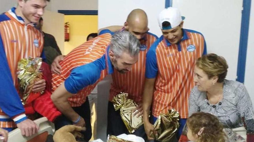 Los jugadores cobistas, ayer, en su visita a los niños ingresados en el CHUO.