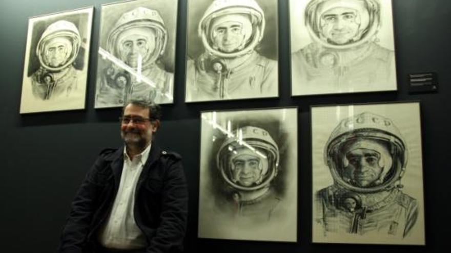 El comissari de l&#039;exposició, Joan Fontcuberta, al costat de retrats d&#039;astronautes de la URSS