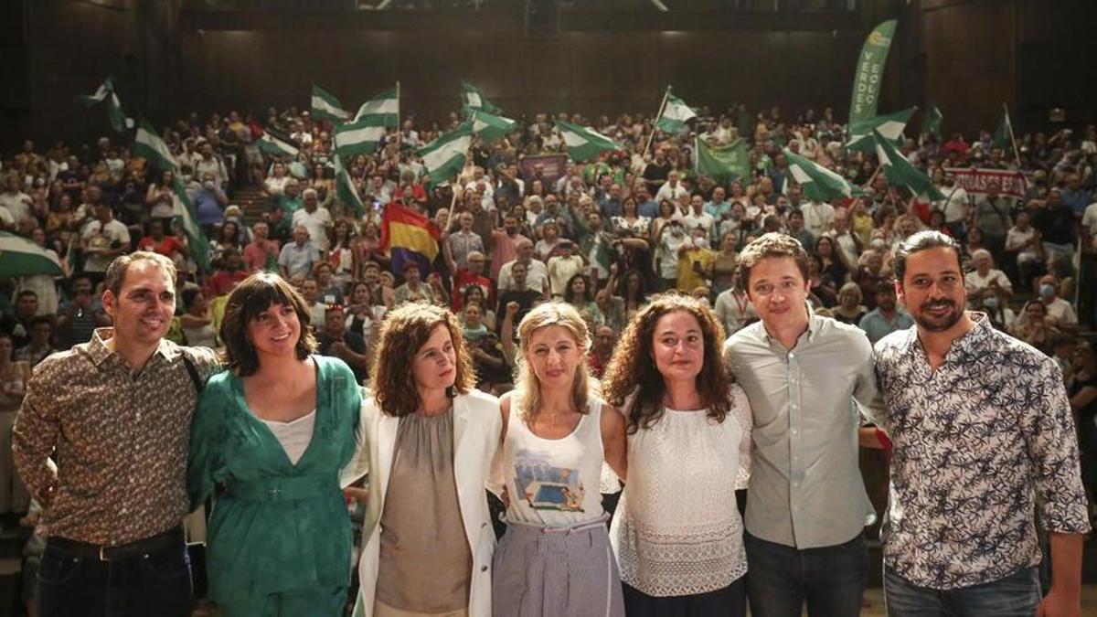 La vicepresidenta segunda del Gobierno y ministra de Trabajo, Yolanda Díaz, junto a la candidata de 'Por Andalucía', Inmaculada Nieto, Iñigo Errejón , el coordinador general de IU-A, Toni Valero, y los candidatos por Málaga José Piña y Mar González y la coordinadora de Más País en Andalucía, Esperanza Gómez.