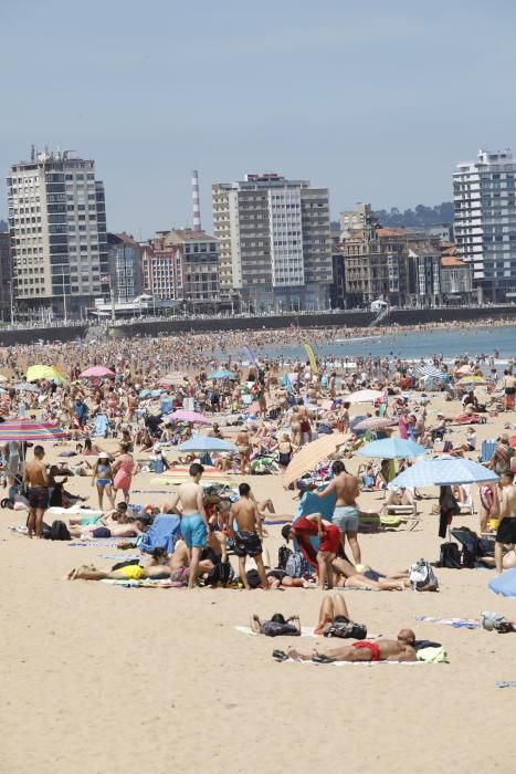 Cerrada la playa de San Lorenzo por completar su aforo de bañistas