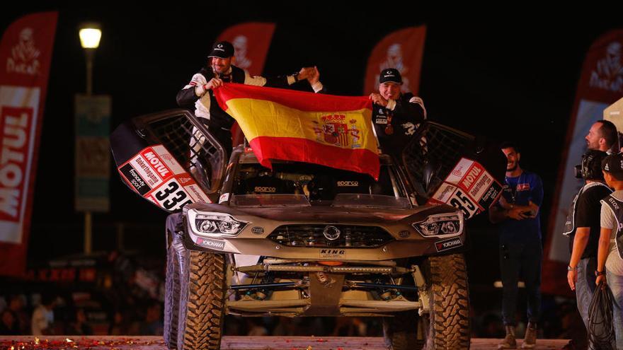 Diego Vallejo (izqda.), junto a Óscar Fuertes, en la meta final de Lima. // FdV