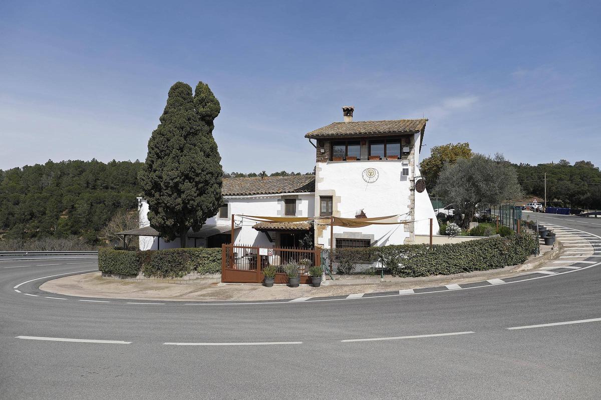 Exterior del restaurant Can Mascort, ubicat a la carretera dels Àngels.