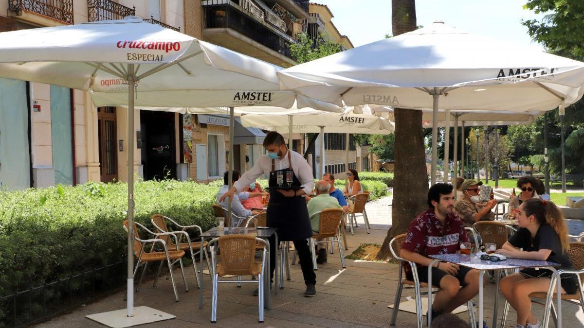 Desescalada: Córdoba retoma la vida social con paso corto y timidez en el consumo