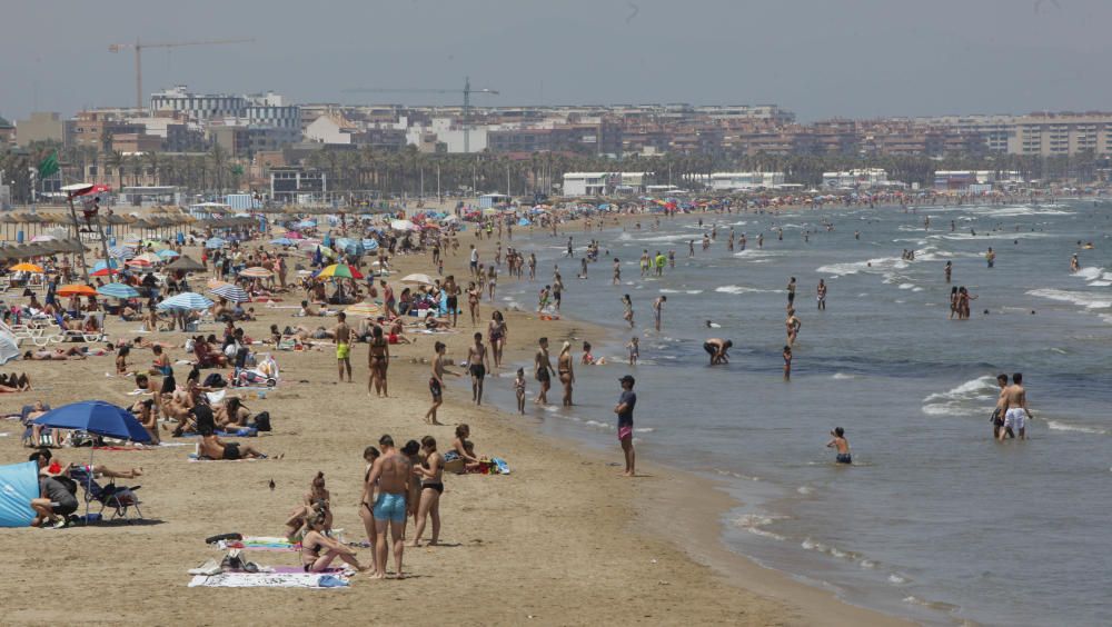 Los valencianos se refugian del poniente en la Mal