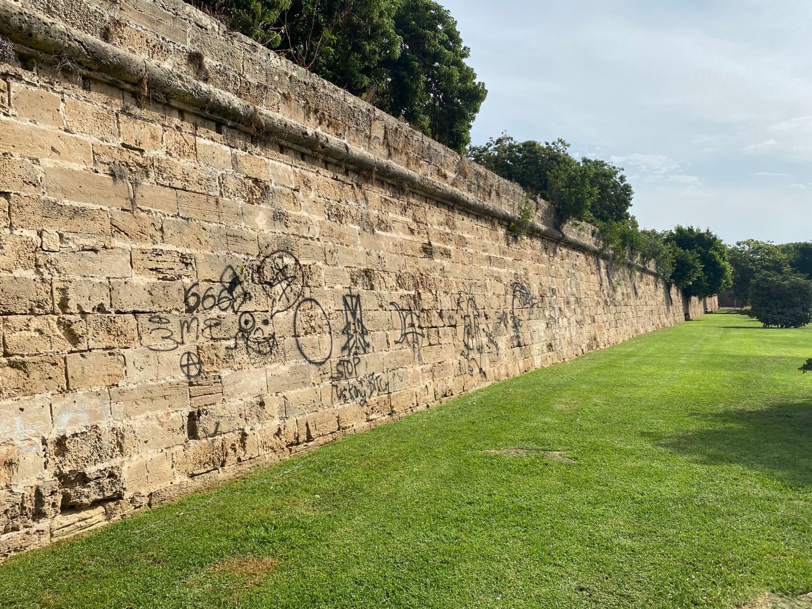 Atribuyen daños al patrimonio a dos menores por un grafiti en Parc de la Mar