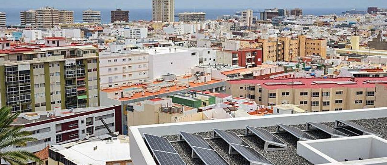 Placas solares en azoteas de la capital grancanaria.