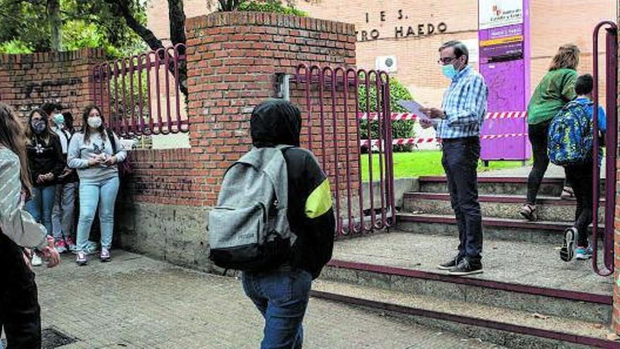 Los estudiantes del instituto Maestro Haedo esperan el primer día de clase en la calle a ser llamados para entrar en sus respectivas aulas. | Emilio Fraile