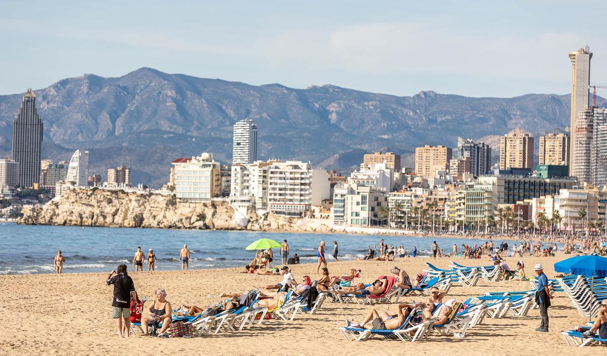 numerosos turistas disfrutan de un soleado Día de la Constitución en Benidorm