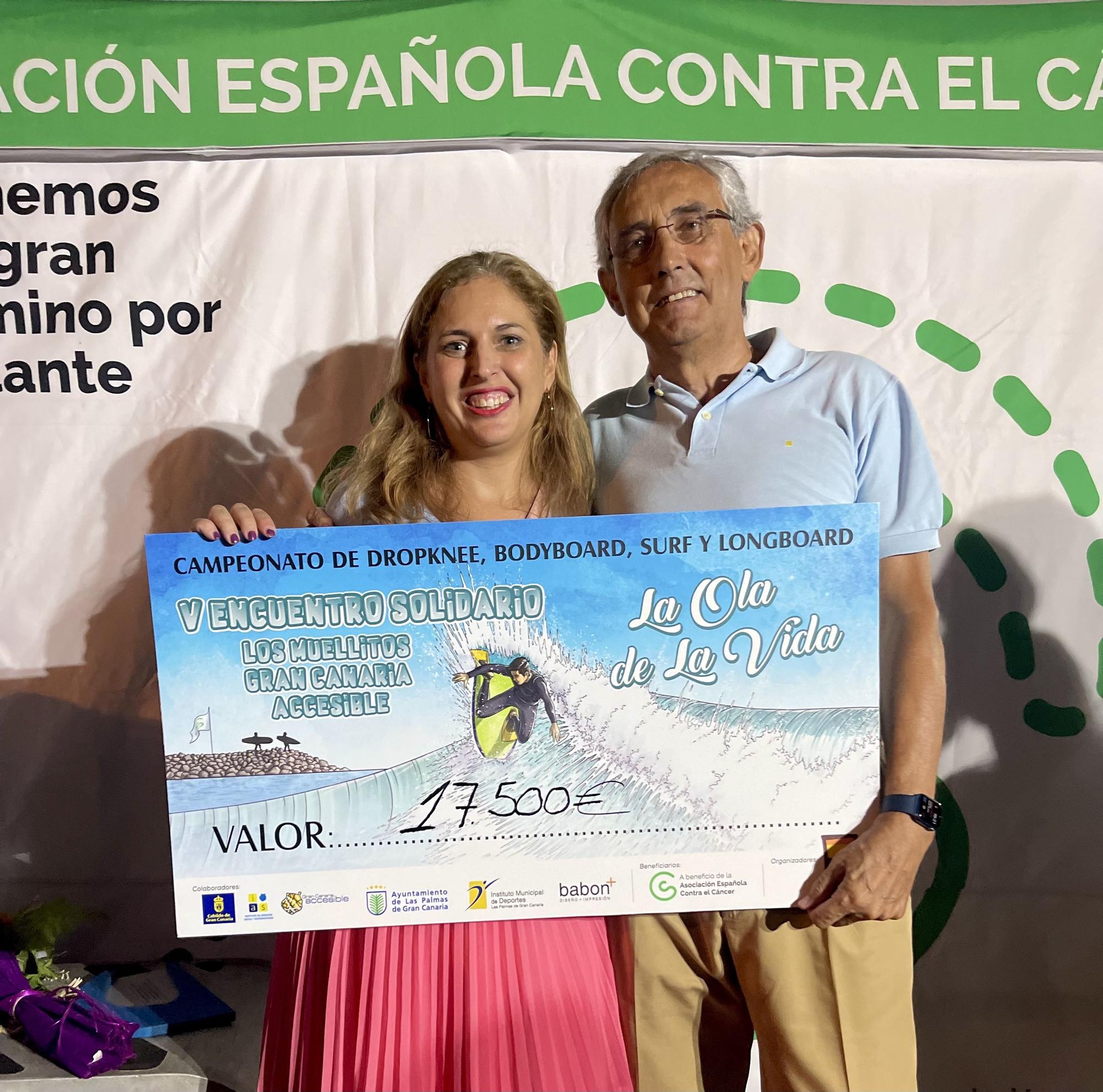 Cheque con el dinero recaudado en Los Muellitos.