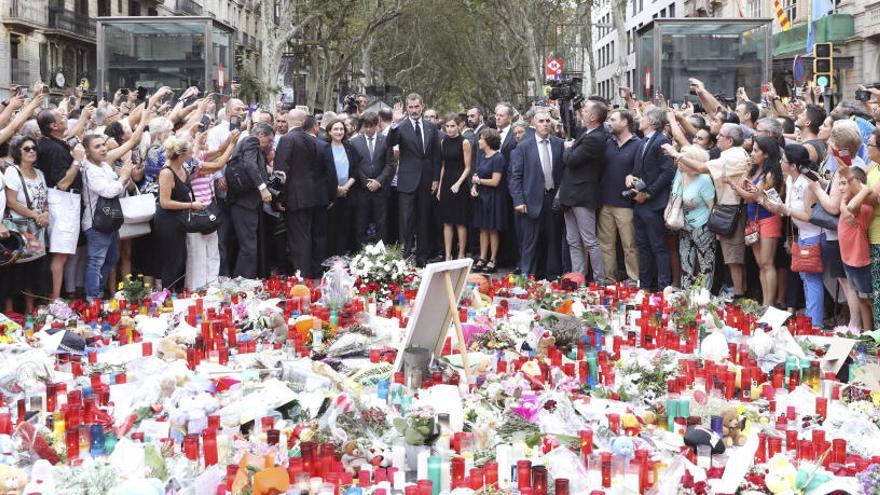 Ofrena floral, amb els reis i Puigdemont, ahir a la Rambla.